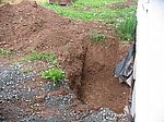 Um die Kellerfenster herum wird eine Mauer aus Natursteinen entstehen, die später noch mit Steingartenpflanzen begrünt wird