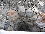 Die Einfassung des ersten Kellerfensters an der Terrasse ist fertig