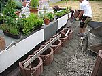 Die ersten Pflanzringe sitzen im Mörtelbett