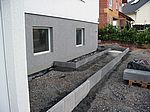 Im Bereich der helleren Mauerwinkel im Vordergrund wird noch ein Sichtschutz für die Mülltonnen montiert