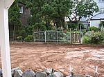 Auf dem gesamten Grundstück wurde die oberste, unkrautdurchsetzte Erdschicht abgezogen