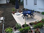 An der Terrasse können seitlich die ersten Sträucher gepflanzt werden