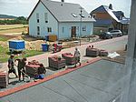 Beginn der Pflasterarbeiten vor der Garage