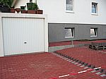 Zu den Garagen geht es leicht abwärts, aber dafür können wir endlich ebenerdig reinfahren...