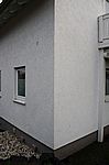 Der heftige Wind hat das Trampolin der Nachbarn gegen unsere Hauswand geschleudert