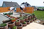 Das Geländer für den künftigen Garagenbalkon wird angebracht