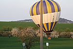 Direkt gegenüber auf dem Feld ist ein Ballon gelandet