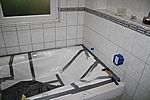 Die Wanne wird für die restlichen Arbeiten so gut als möglich eingepackt