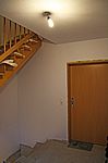 Unsere Wohnungstür und der Abgang zum Keller