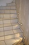 Die Kellertreppe - fertig verfugt und mit Randfliesen!