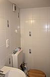 Fertig verfugt, Toilette und Waschbecken montiert