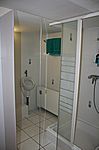 Im Gästebad steht jetzt auch noch ein großer Spiegelschrank für die Handtücher