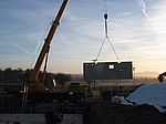 Und dann schwebt die erste Kellerwand in Richtung Fundament!