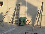 Unterdessen werden auf der anderen Seite schon die Nahtstellen mit Bauschaum ausgespritzt