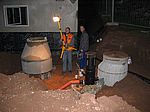 Jens und Micha schuften bis in den späten Abend, damit morgen verfüllt werden kann